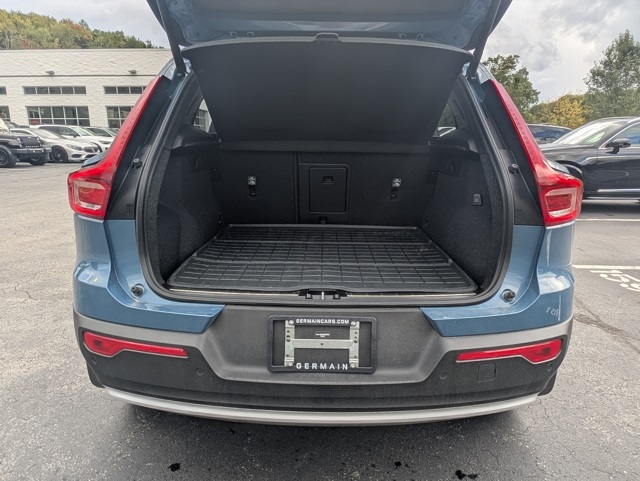 2025 Volvo XC40 Plus photo 2