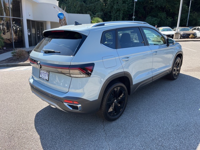 2025 Volkswagen Taos SE photo 2