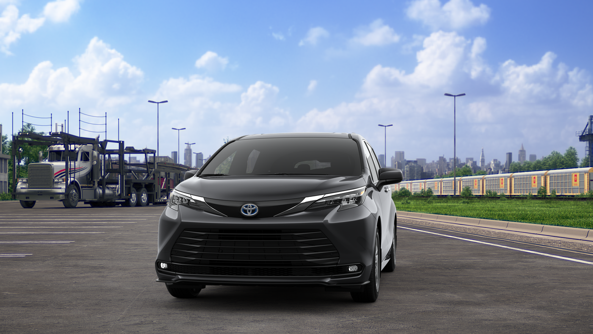 2025 Toyota Sienna XLE photo 18