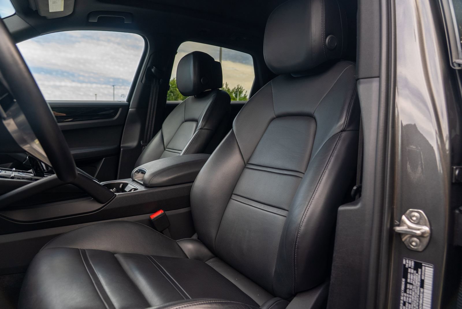 2021 Porsche Cayenne Base photo 2
