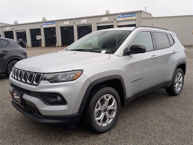 2025 Jeep Compass North Edition Latitude photo 3