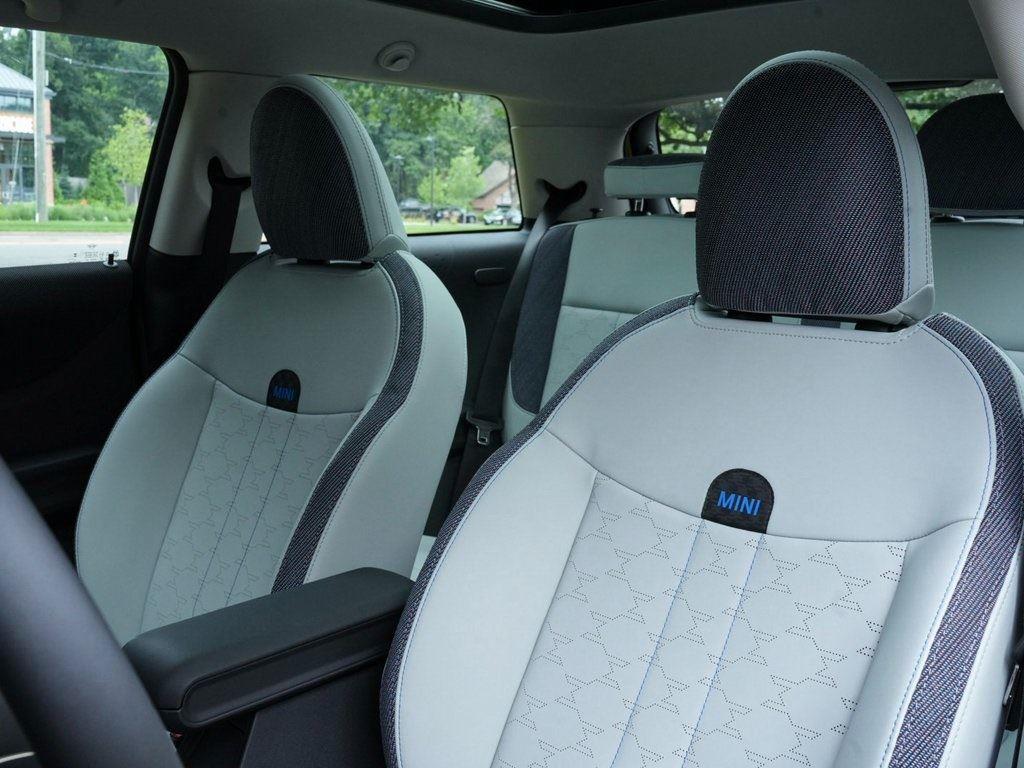 2025 Mini Cooper 2 Door Hardtop Signature photo 3