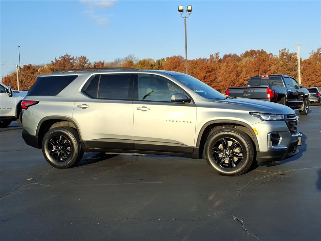 2023 Chevrolet Traverse LS photo 2