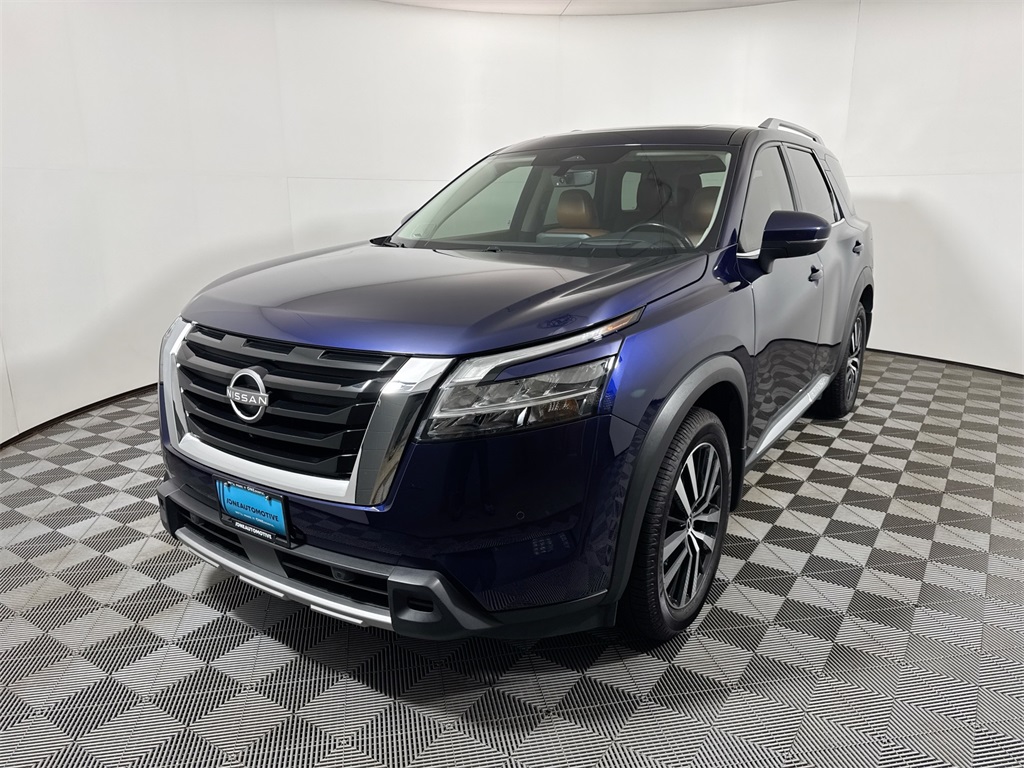 2023 Nissan Pathfinder Platinum's photo