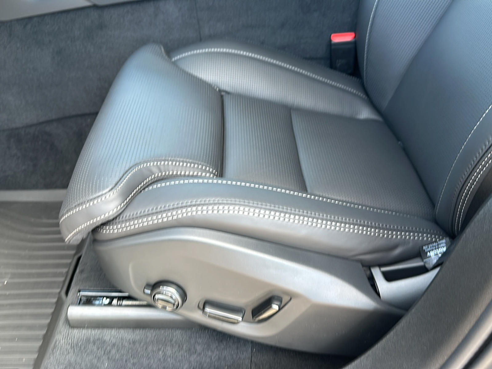 2025 Volvo XC90 T8 photo 3