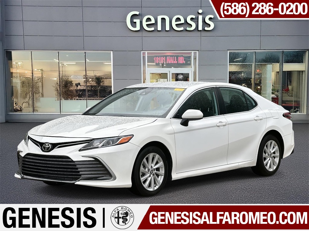 2023 Toyota Camry LE's photo