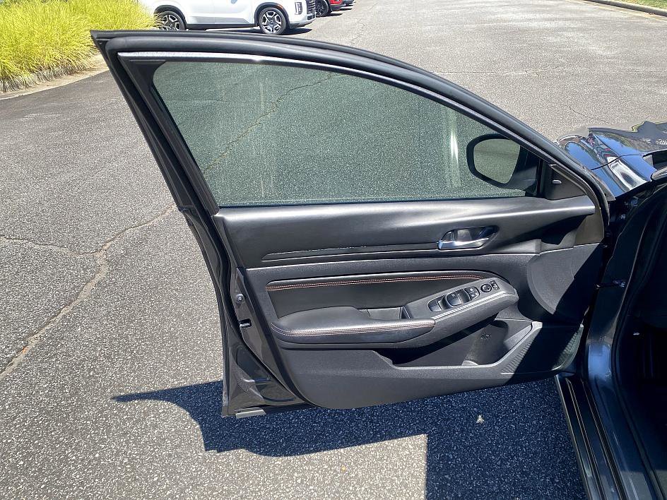 2021 Nissan Altima 2.5 SR photo 13