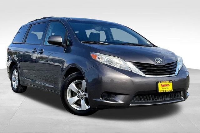 Pre-Owned 2017 Toyota Sienna LE Auto Access Seat Mini-van