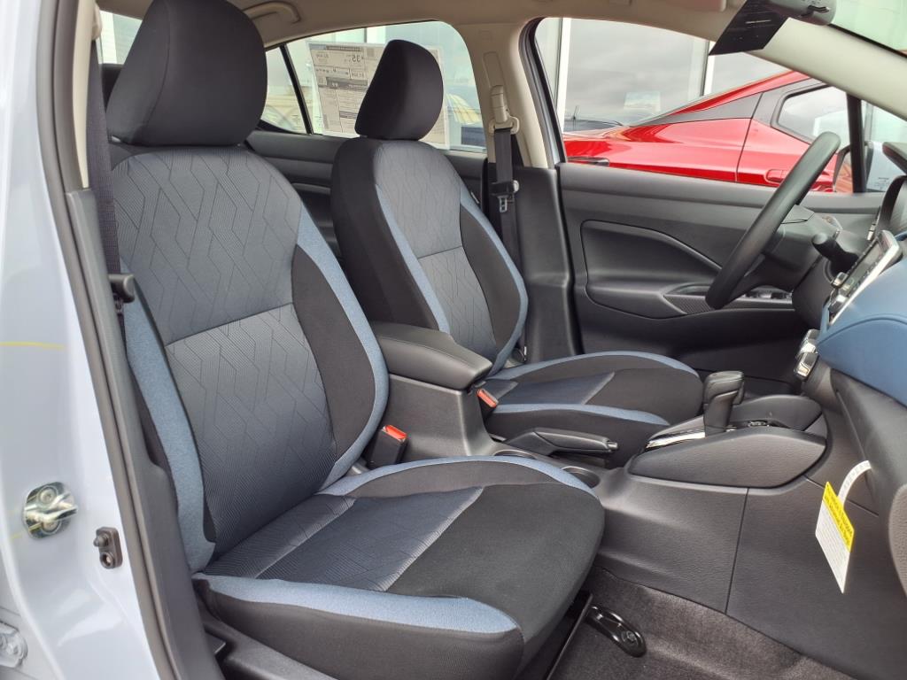 2025 Nissan Versa SV photo 4