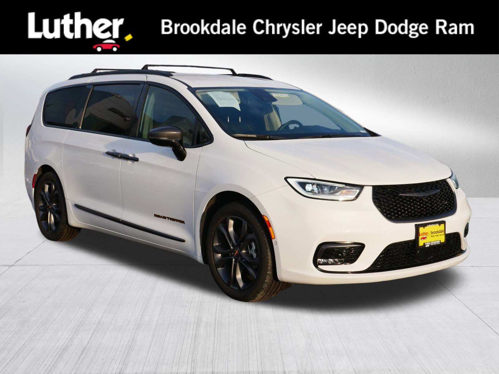 2024 Chrysler Pacifica Touring L's photo