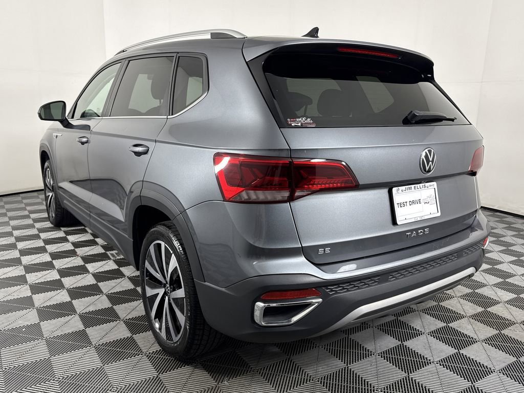2024 Volkswagen Taos SE photo 3
