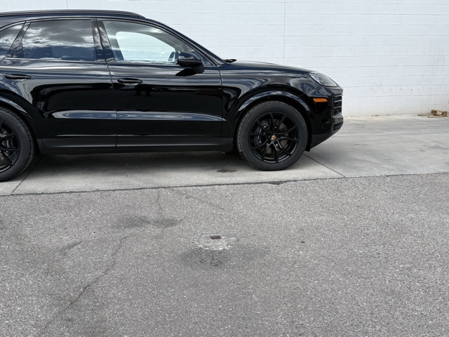 2025 Porsche Cayenne Base photo 9
