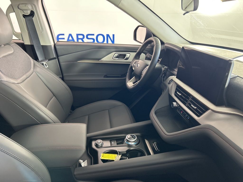 2025 Ford Explorer photo 21
