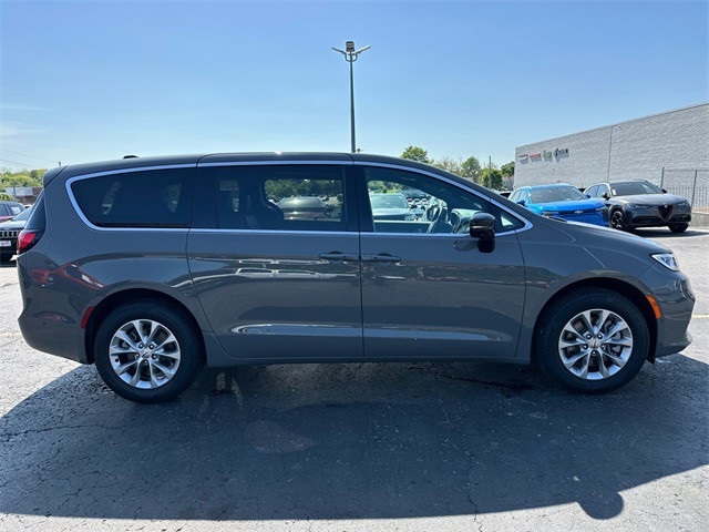 2025 Chrysler Pacifica photo 5