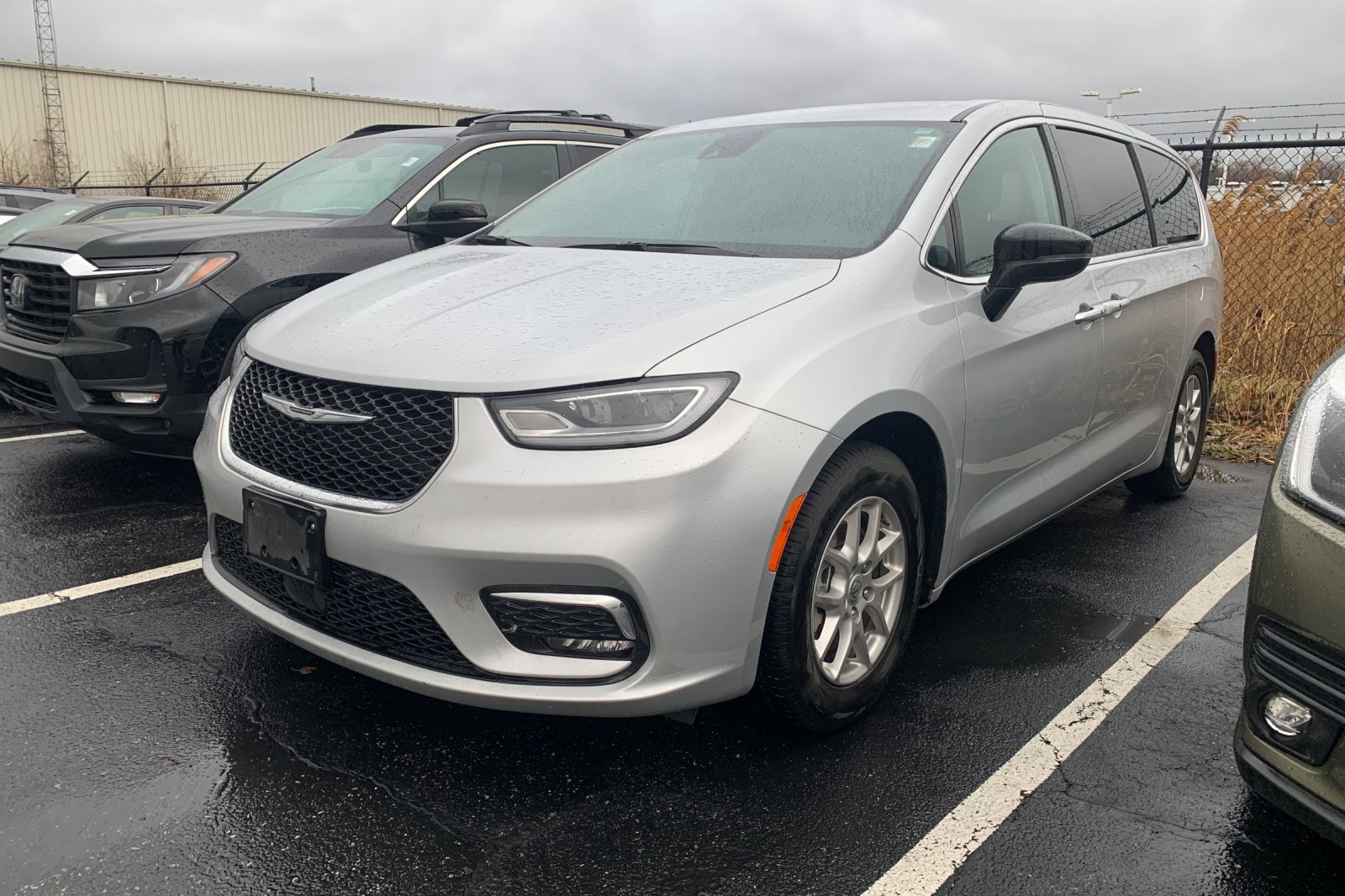 2024 Chrysler Pacifica Touring L's photo