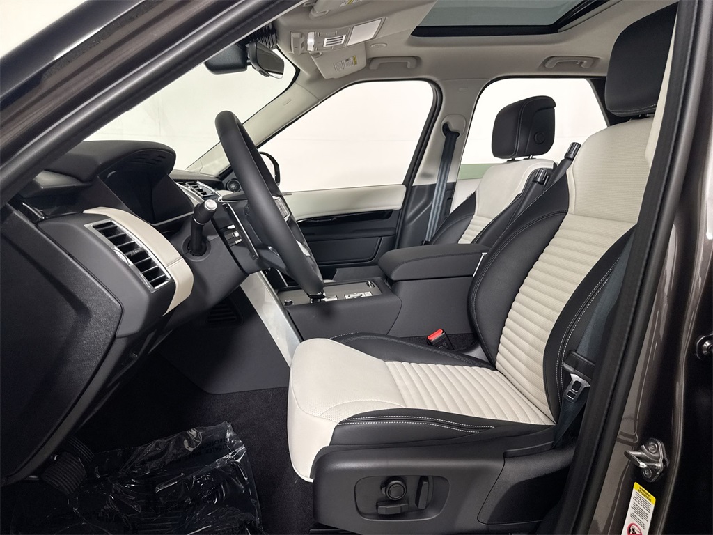 2025 Land Rover Discovery S photo 11