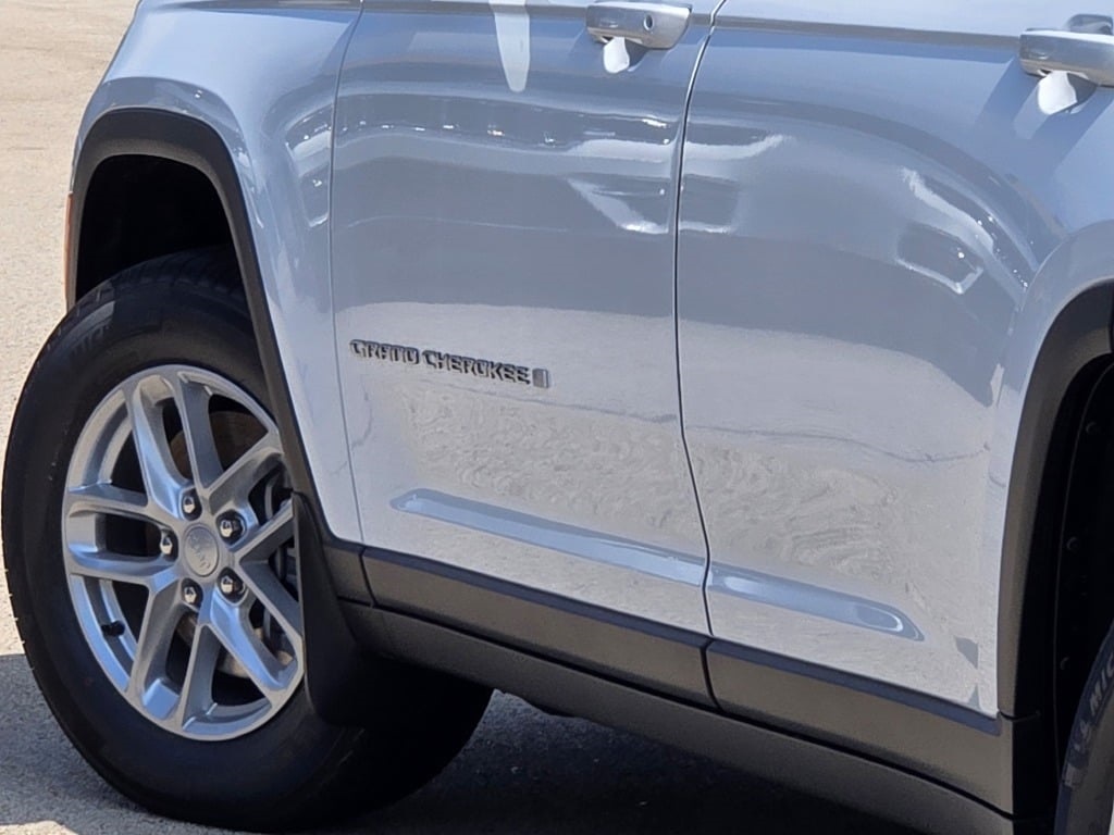 2025 Jeep Grand Cherokee Laredo photo 12