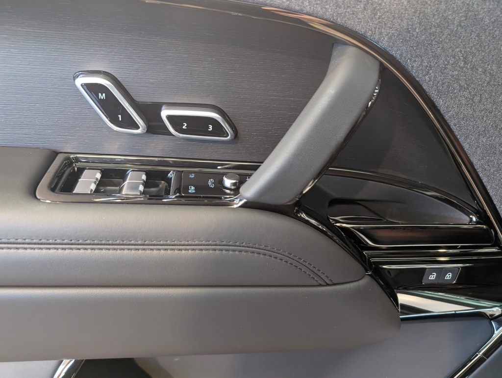 2025 Land Rover Range Rover Sport SE photo 7