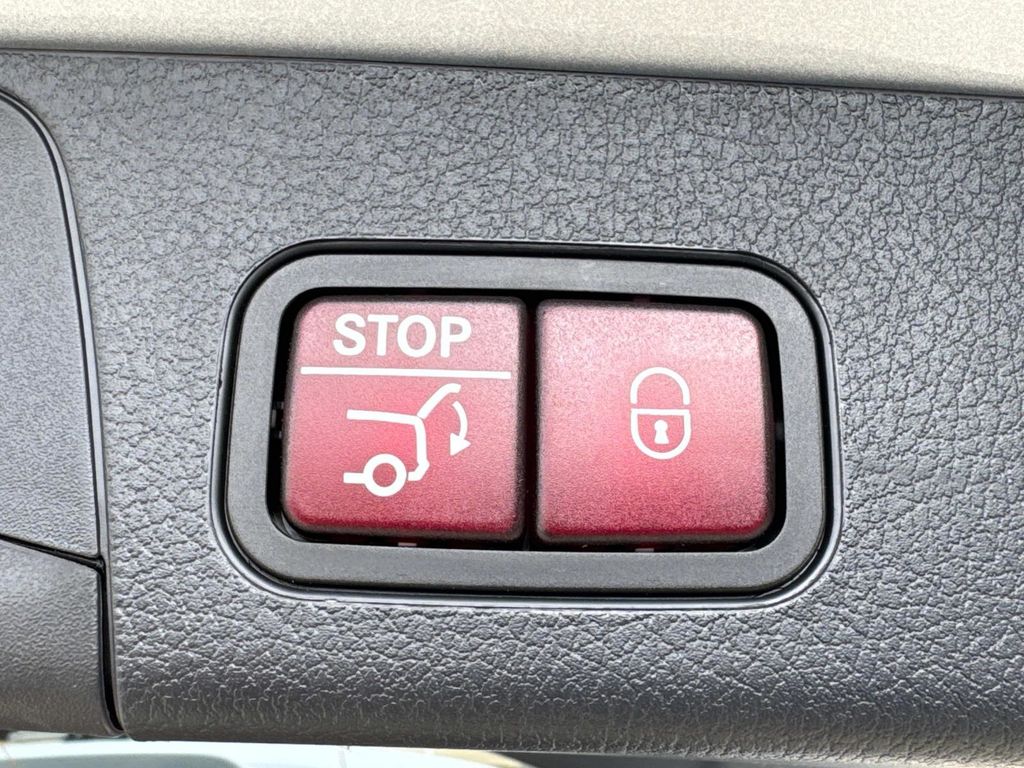 2025 Mercedes Benz GLB 250 4MATIC photo 5