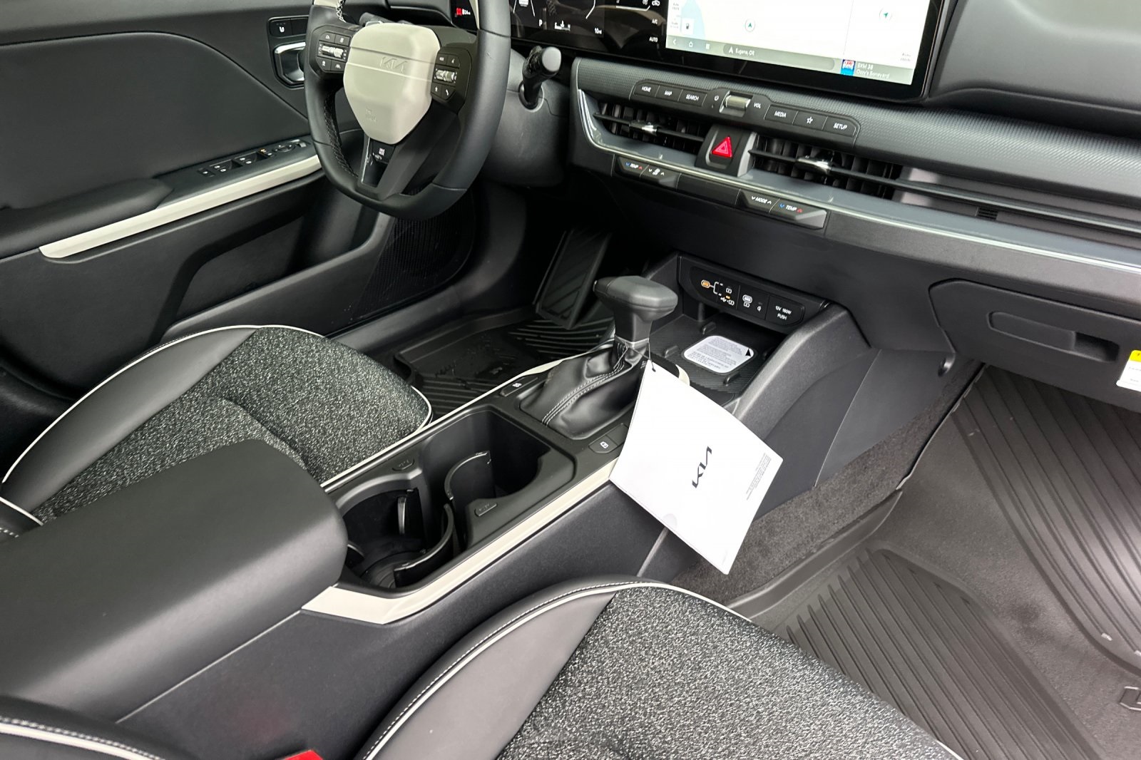 2025 Kia K4 GT-Line photo 10
