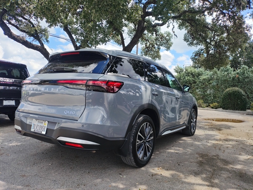 2026 Infiniti QX60 Luxe photo 3
