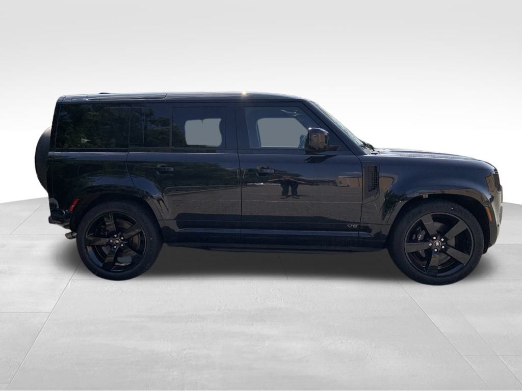 2025 Land Rover Defender 110 V8 photo 4