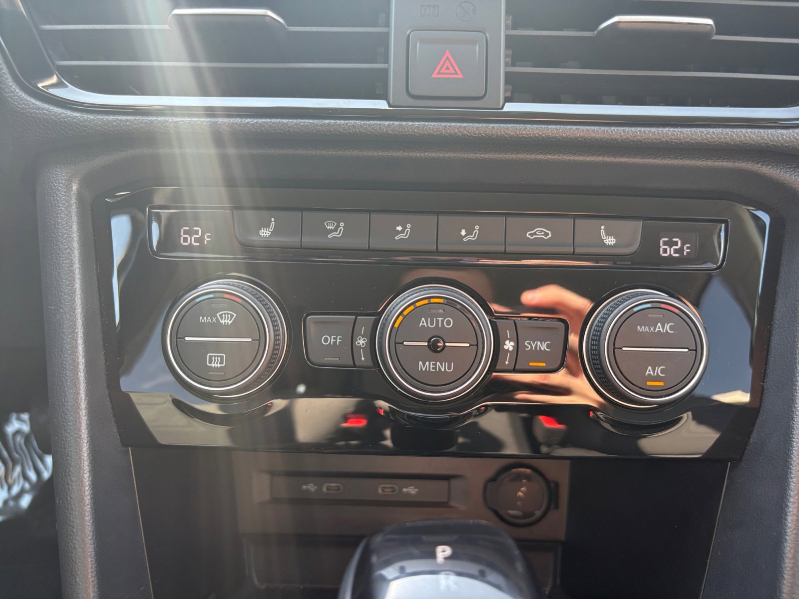 2024 Volkswagen Taos SE photo 2