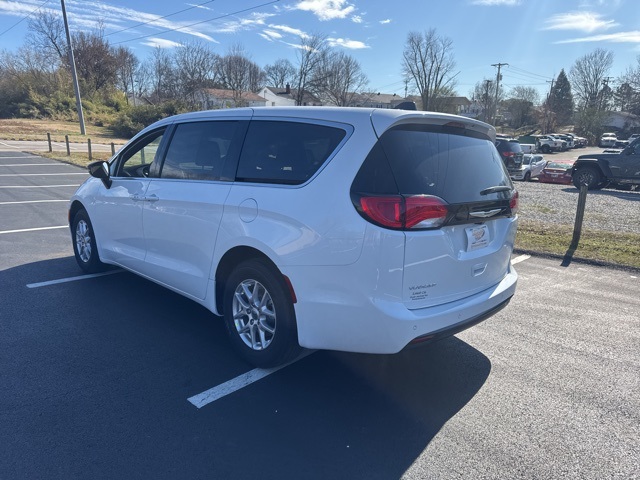2025 Chrysler Voyager LX photo 4