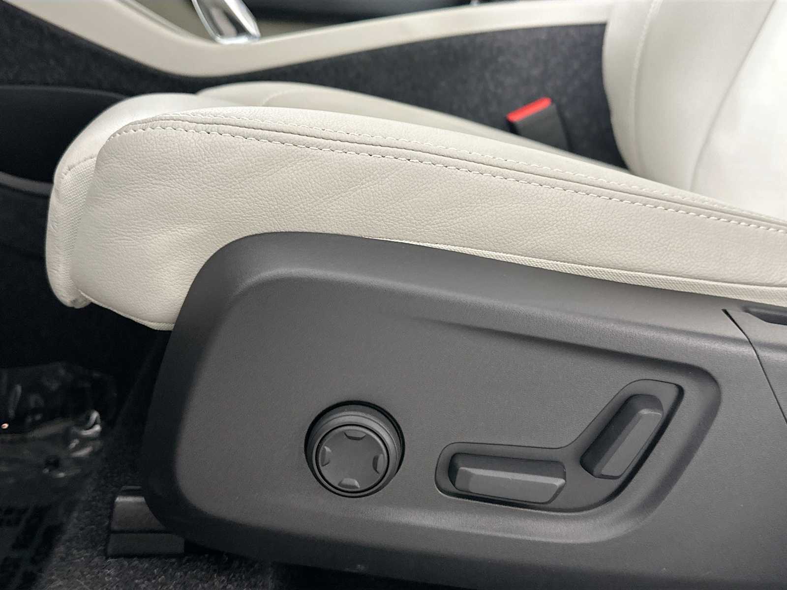 2025 Volvo XC40 AWD Plus photo 18