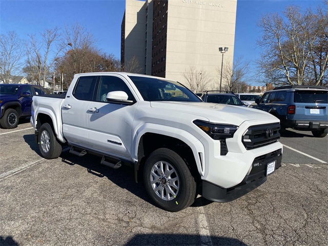 2025 Toyota Tacoma SR5's photo