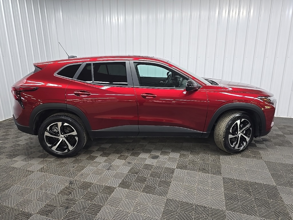 2024 Chevrolet Trax photo 2