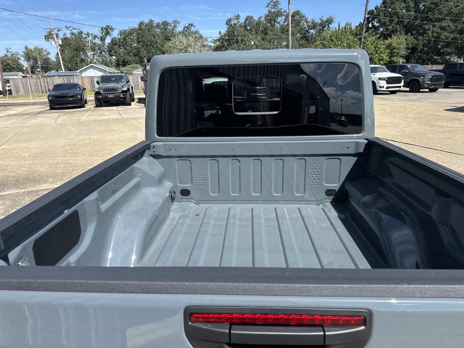 2025 Jeep Gladiator Sport S photo 6