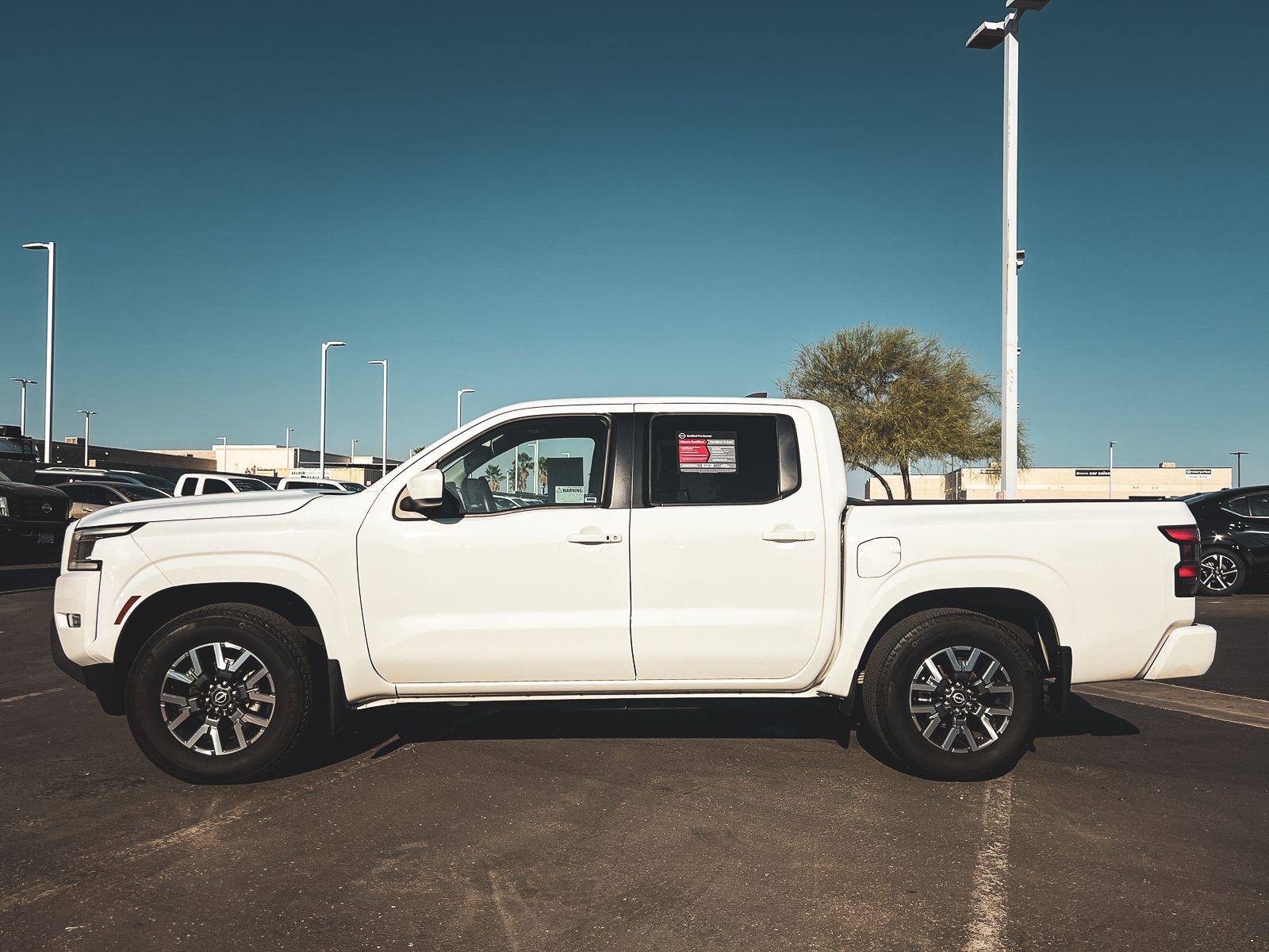 2024 Nissan Frontier SL photo 2