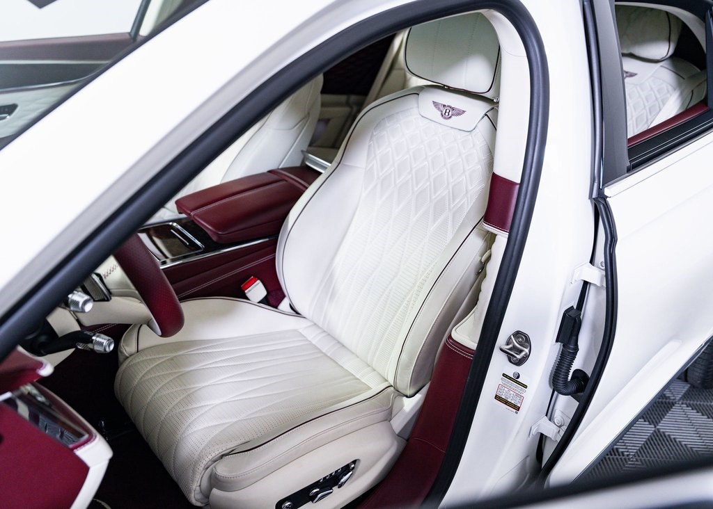 Used 2022 Glacier White Bentley V8 image 16