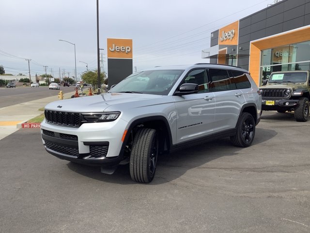 2025 Jeep Grand Cherokee Altitude photo 3