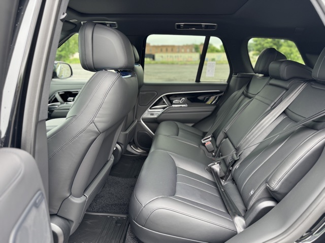 2025 Land Rover Range Rover SE photo 7