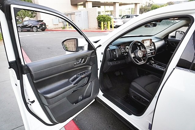 Used 2023 White Nissan SV image 33