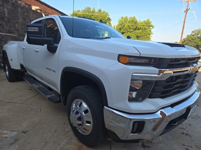 2025 Chevrolet Silverado 3500HD LT photo 2