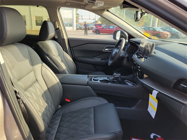 2025 Nissan Rogue Platinum photo 19
