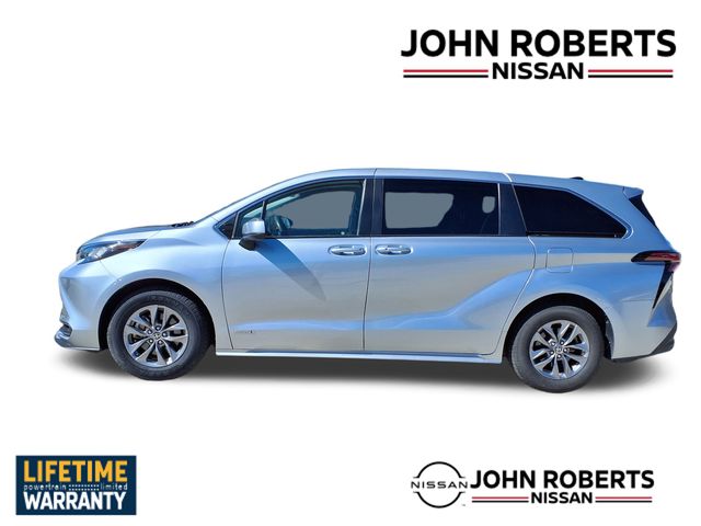 2021 Toyota Sienna LE photo 2