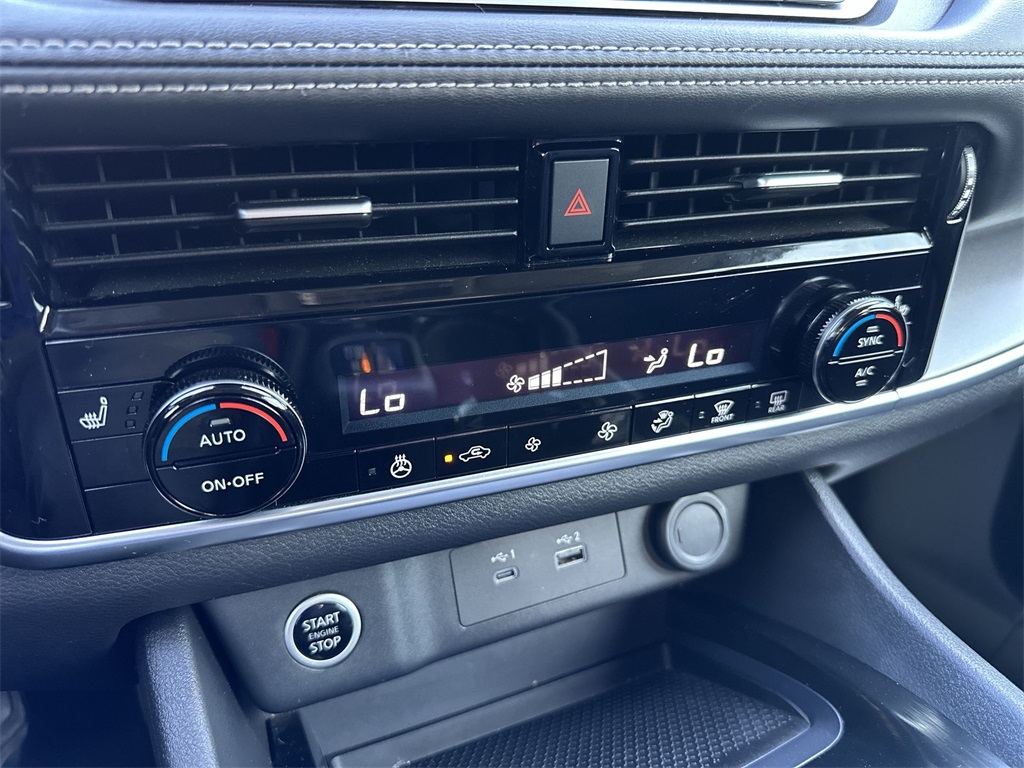 2021 Nissan Rogue SV photo 18