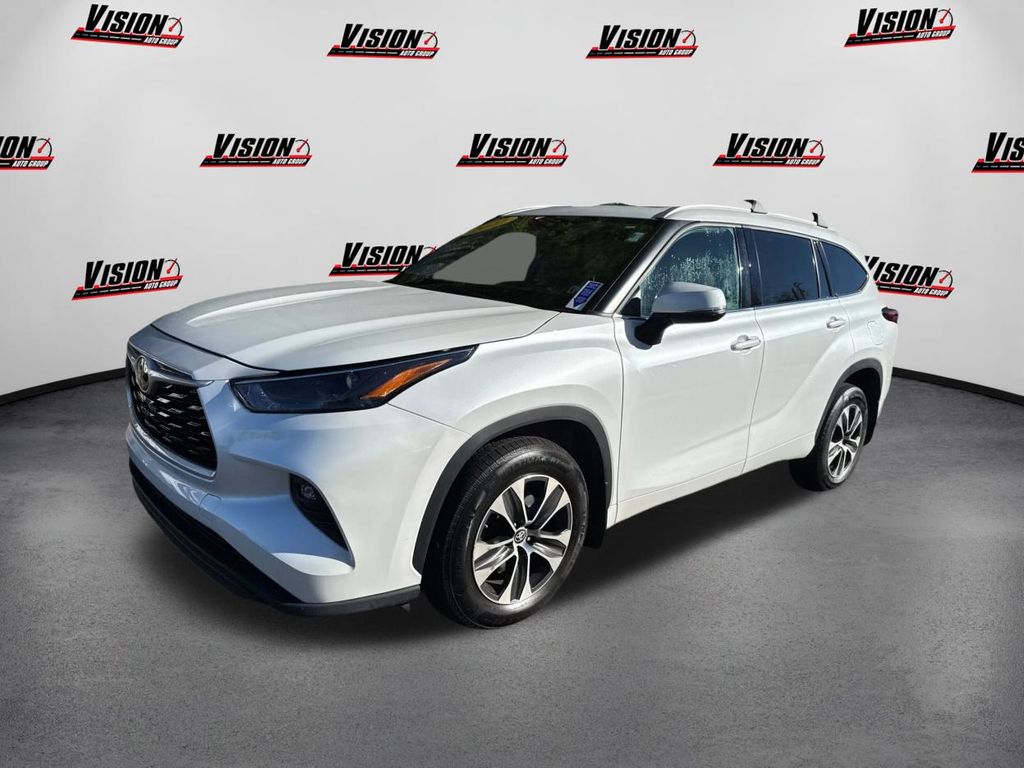 2022 Toyota Highlander XLE's photo