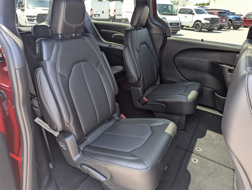 2026 Chrysler Pacifica photo 32