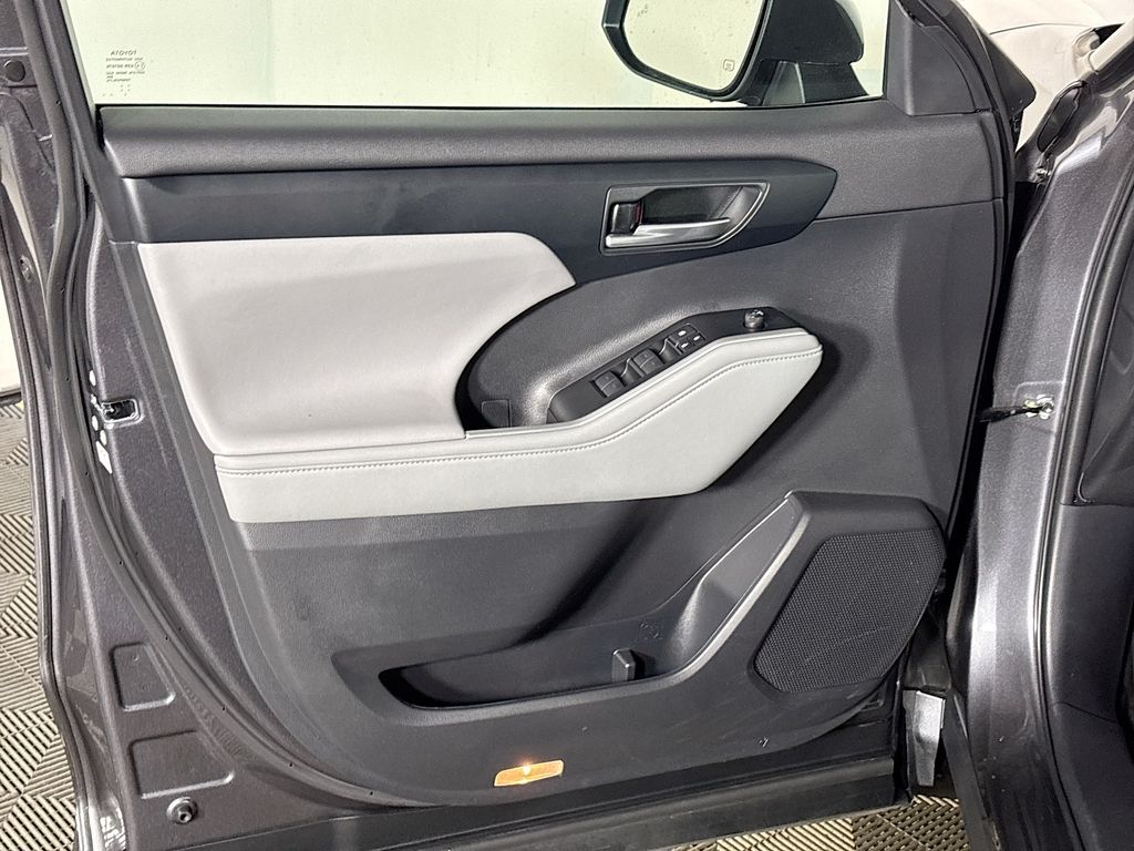2023 Toyota Highlander L photo 9
