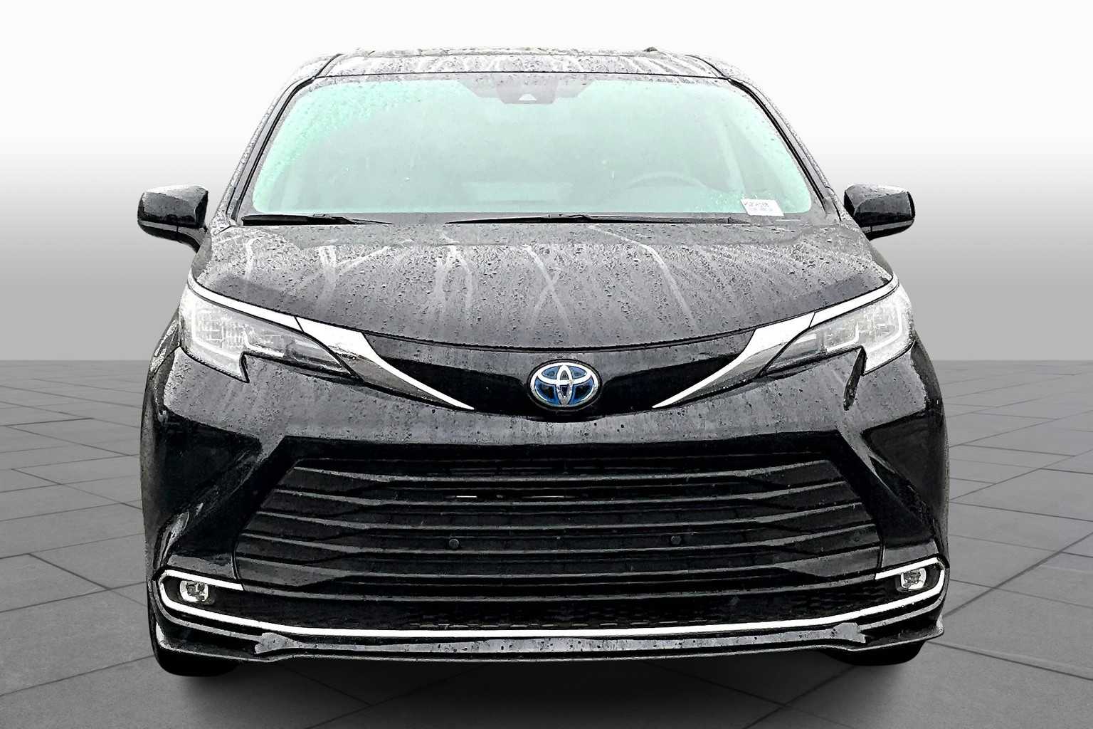 2024 Toyota Sienna XLE photo 3