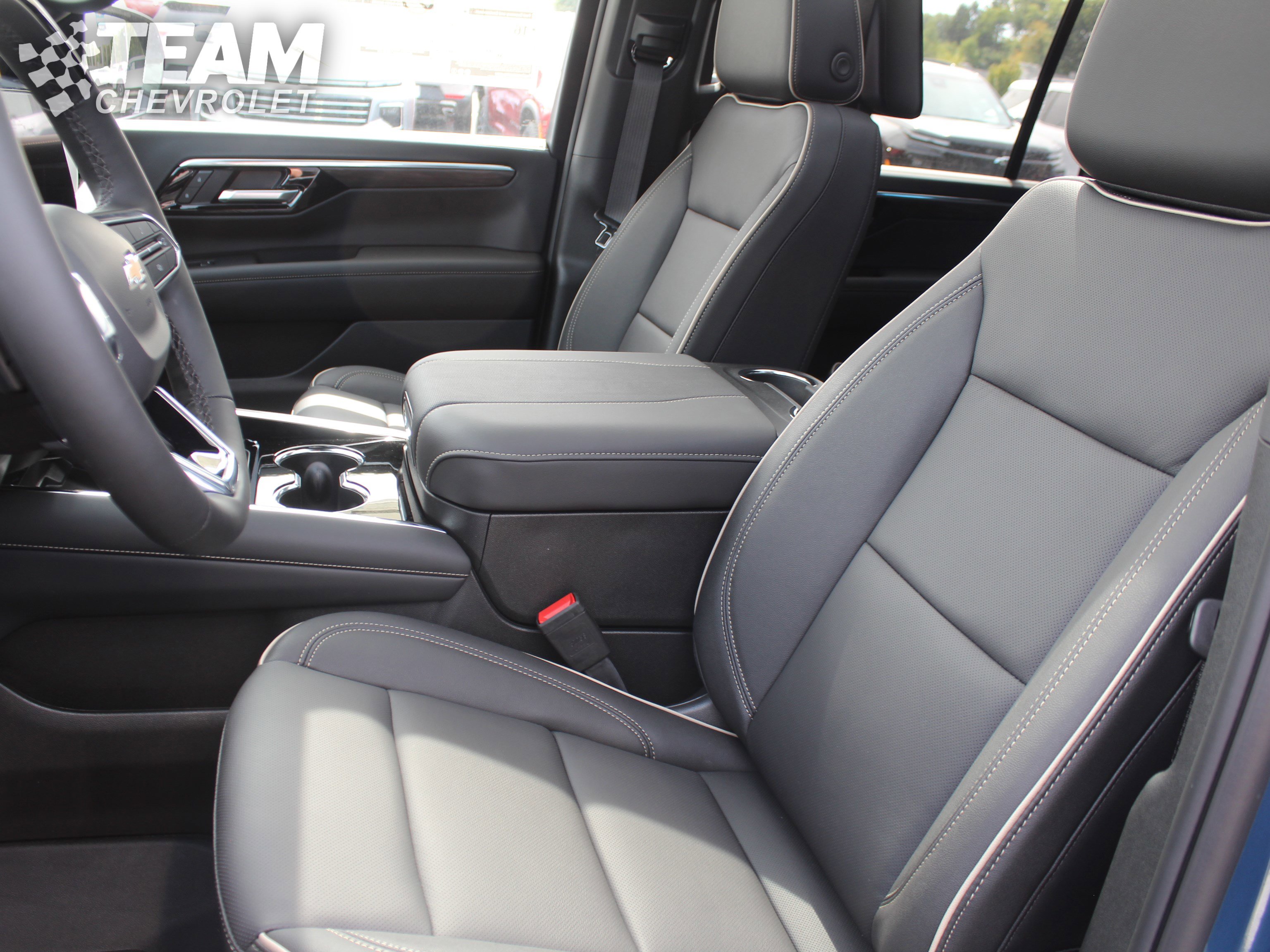 2026 Chevrolet Suburban Premier photo 9