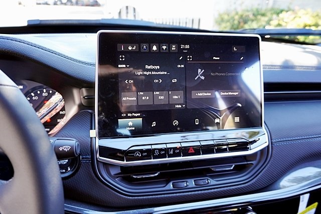 New 2026 Bright White Clear-Coat Exterior Paint Jeep Latitude image 27