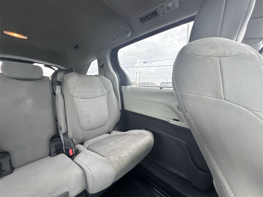 2021 Toyota Sienna LE photo 14