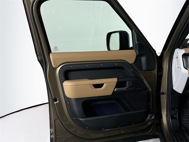2025 Land Rover Defender 130 X-Dynamic SE photo 11