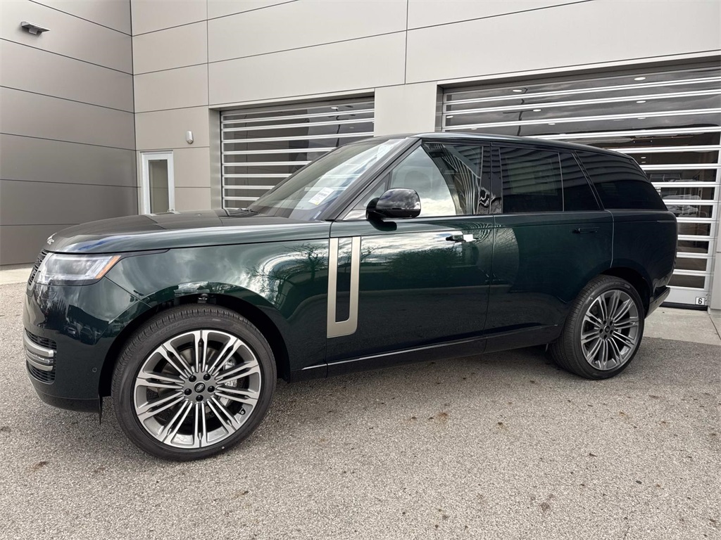 2025 Land Rover Range Rover SE photo 3